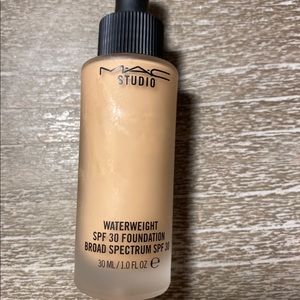 Mac waterweight shade NC40